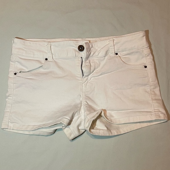 2010’s Low-Rise White Zara Studded Denim Shorts - Picture 2 of 4